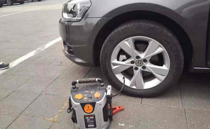 乌达区汽车搭电案例